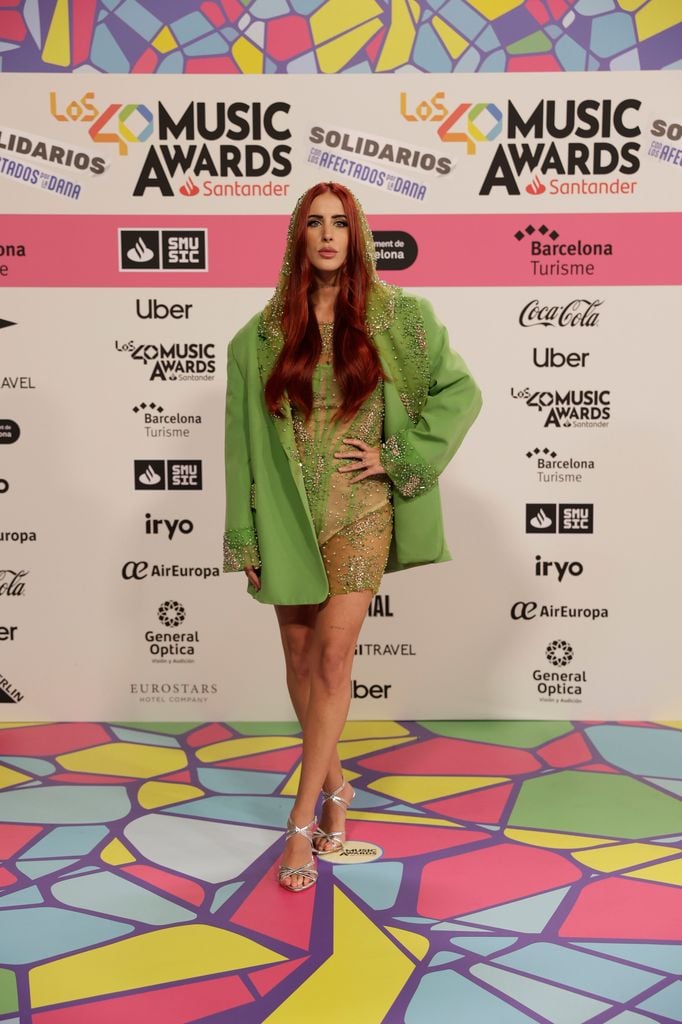 Plano entero de Vicco con vestido y blazer verdes