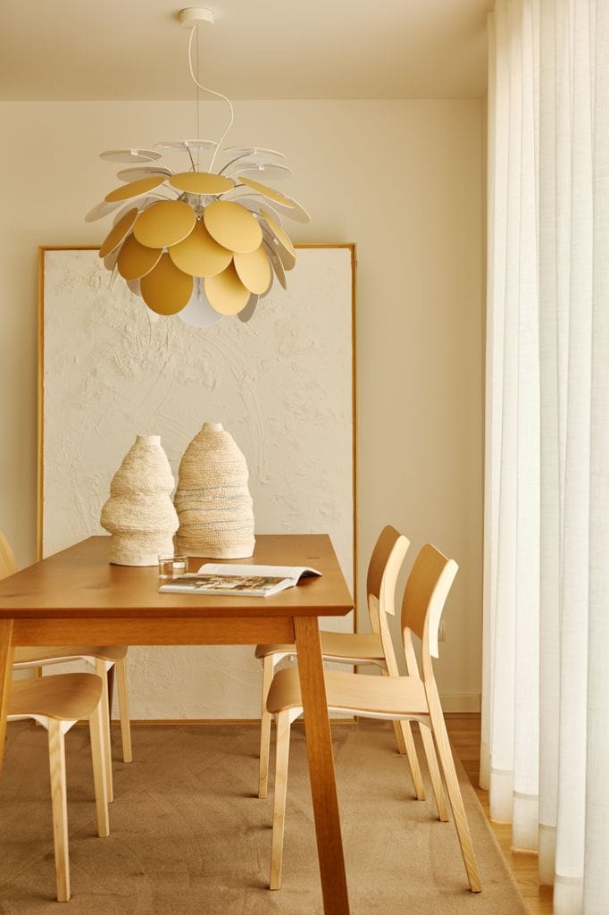 Comedor con lámpara escultural