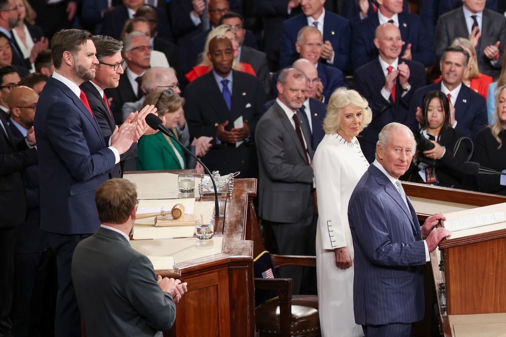 La reina Camilla acompaña al Rey en este momento especial