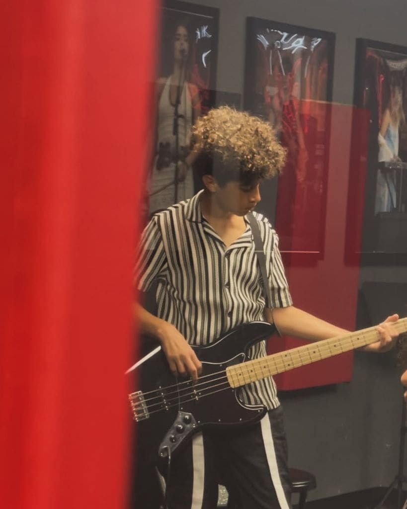 Migue, el hijo mayor de Inger Devera y Nacho Mendoza, está aprendiendo a tocar el bajo 