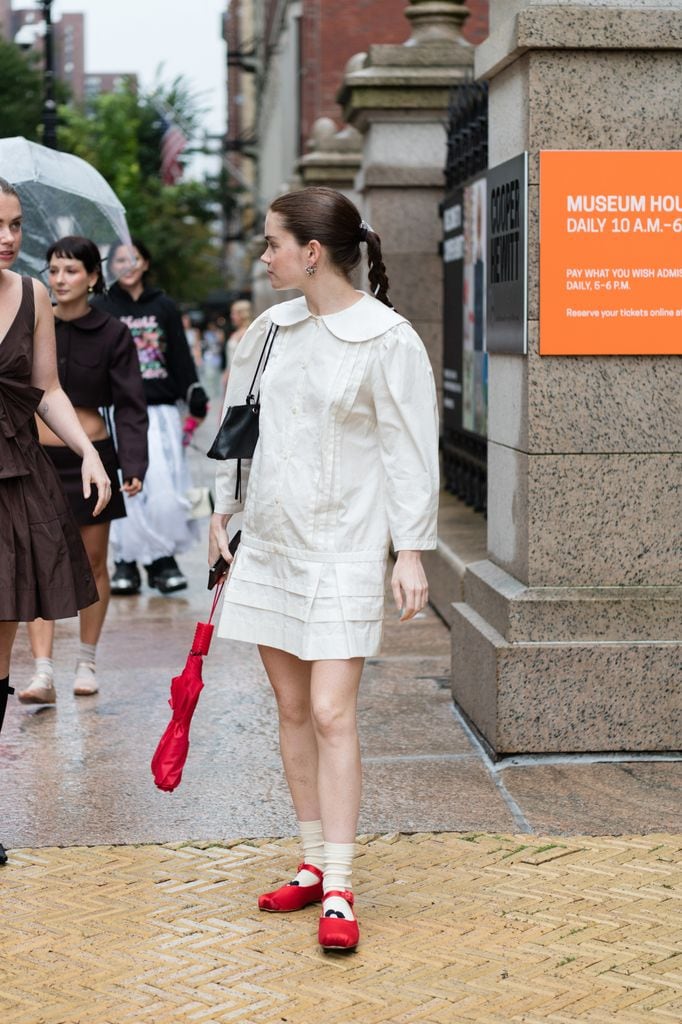 Looks con bailarinas rojas para la primavera/verano 2025