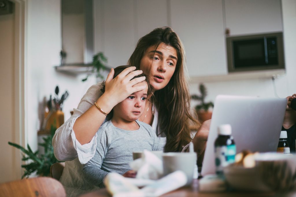Una madre cuidando a su niña enferma
