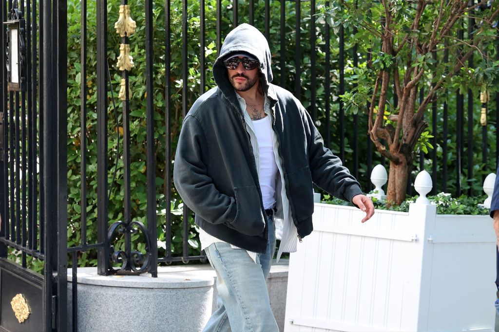 Bad Bunny a salida del Hotel Ritz de Madrid. 
