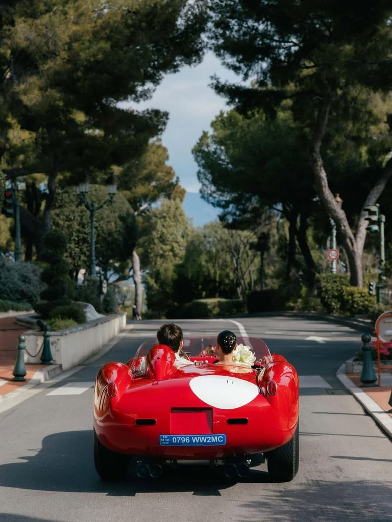 La pareja salió de la ceremonia en un Ferrari 250 testarossa de 1959.