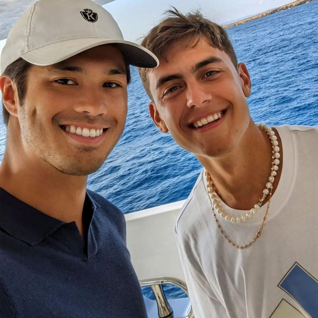 Paulo Dybala y Ross Butler