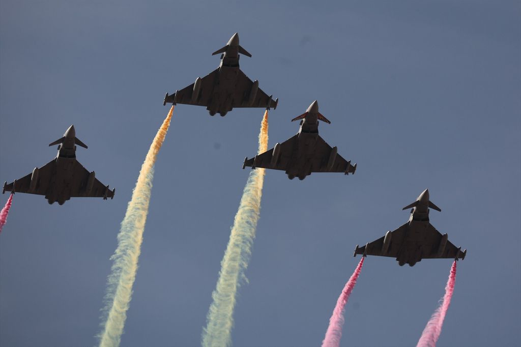 Exhibición aérea durante el desfile militar