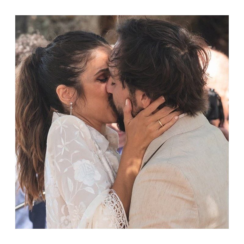 Elena Furiase y Gonzalo Sierra dándose un beso en su boda