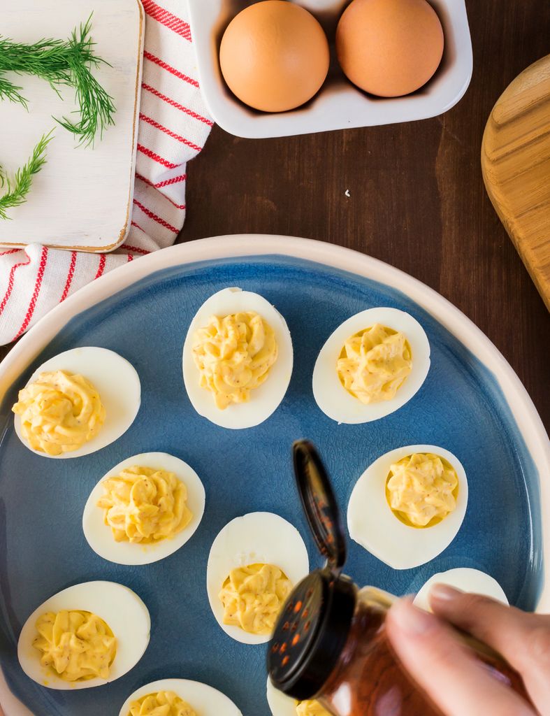 Huevos rellenos, deliciosa opción para los menús de verano.