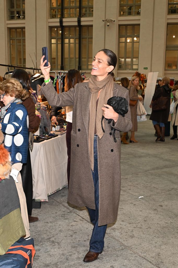 Laura Ponte grabando todos los detalles del Rastrillo Nuevo Futuro