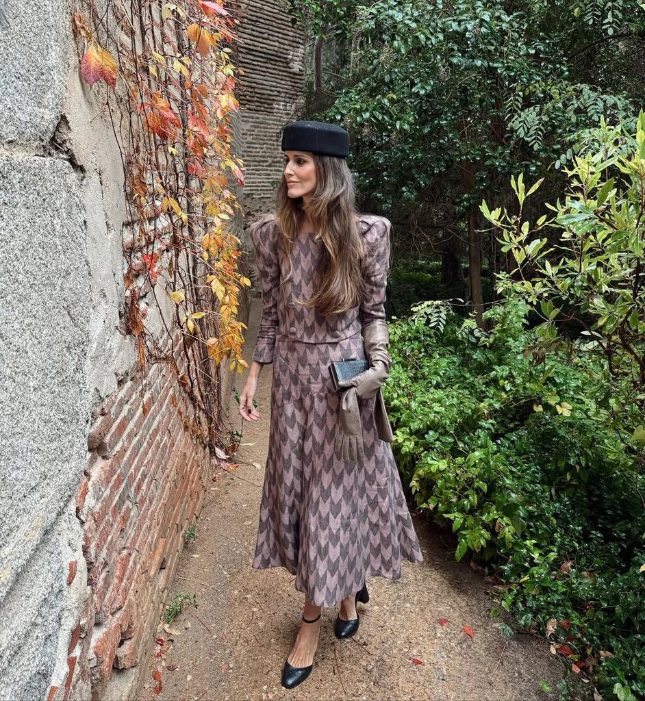 Look de invitada de María Ruíz Acuña de Inés Martín Alcalde con pillbox