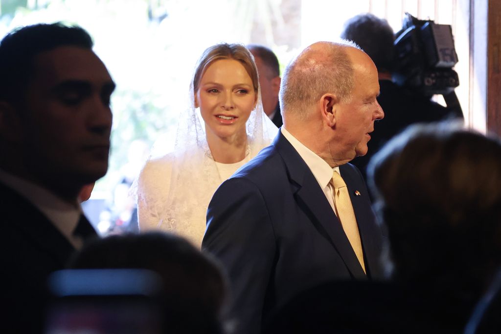 Charlene, sonriente ante la visita del Papa