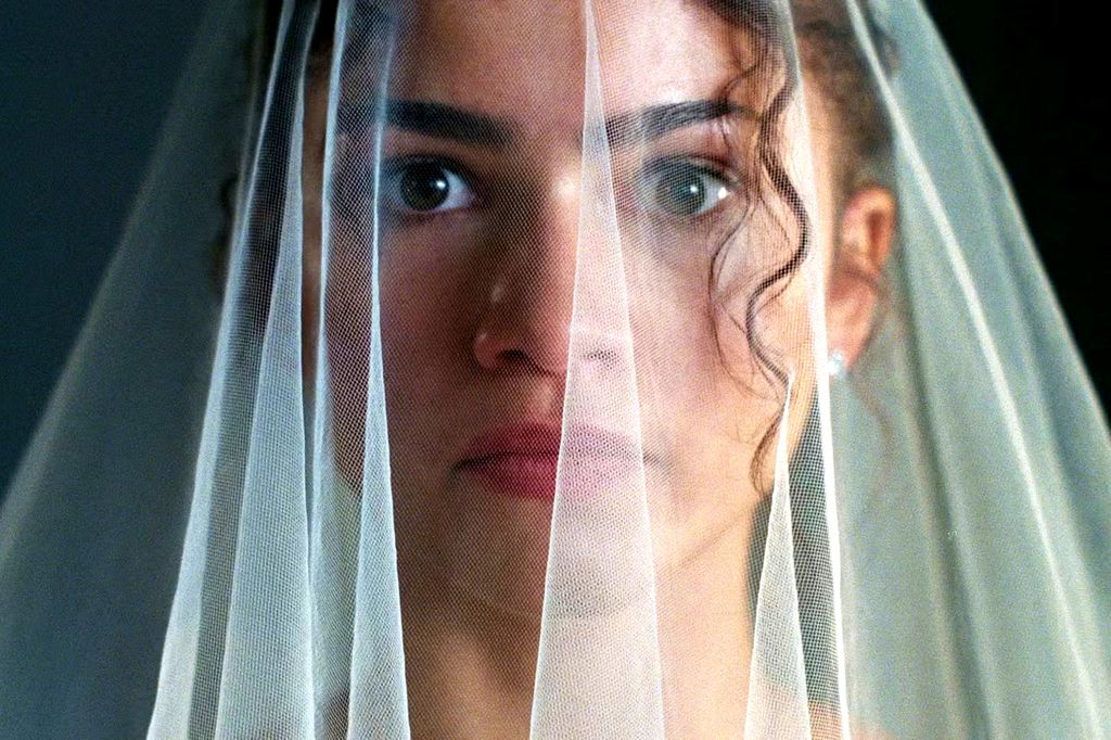 La actriz, vestida de novia en el filme