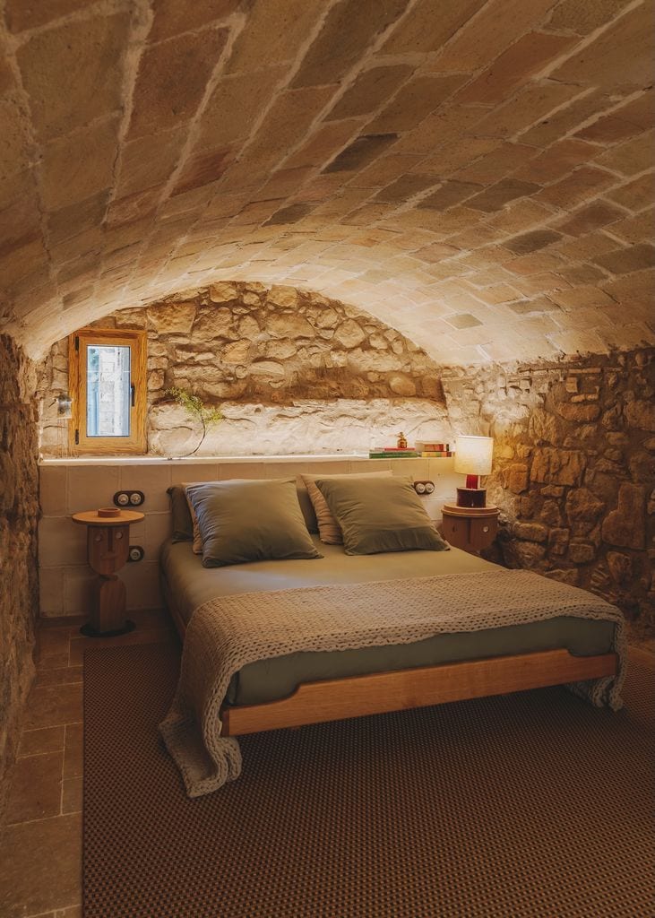 Dormitorio de invierno iluminado. 