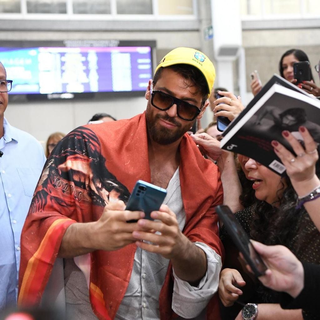 Pese a las 12 horas de vuelo, Can interactuó con todos los fans que le esperaban en el aeropuerto
