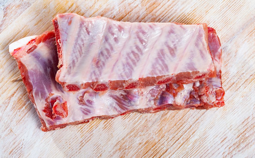 Retirar la membrana de la cara interior mejora la textura y facilita que el aderezo impregne la carne.