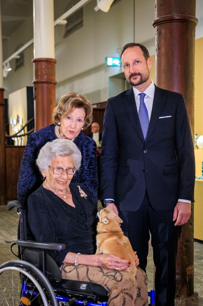 'Wilma' , la perrita de la princesa Astrid descansando en su regazo