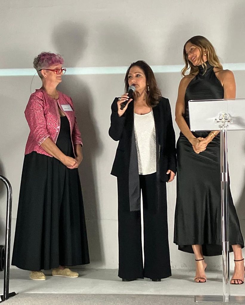 Gisele Bündchen  en el escenario con Constance Collins y otra responsable de la fundación