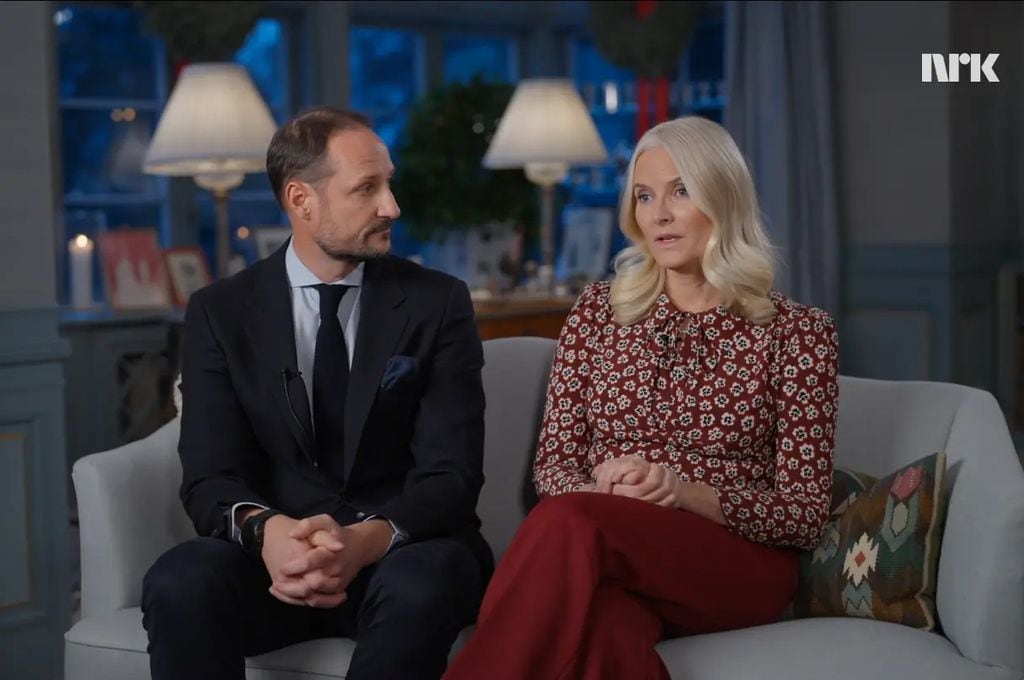 Haakon y Mette-Marit de Noruega durante su entrevista con la cadena pública noruega NRK