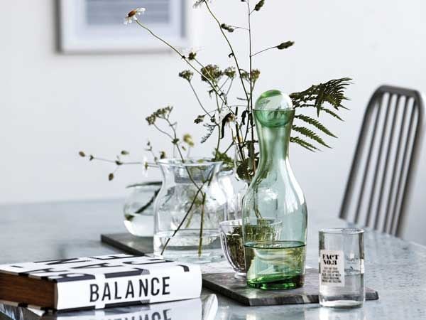 A veces en la sencillez está la fórmula perfecta. Un ramo natural y un libro son aliados perfectos para llenar de encanto un rincón. De House Doctor, en Estilo Nordico (estilonordico.com).
