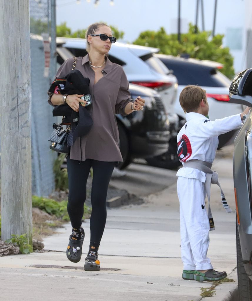 Anna Kournikova tiene el accesorio perfecto para celebrar Halloween a la espera de su cuarto bebé