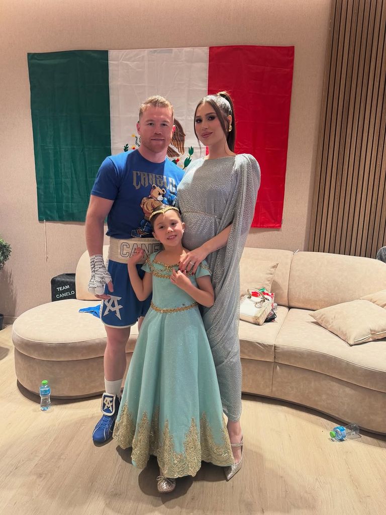 'Canelo' con su esposa y su hija Marifer después de la pelea con Scull.