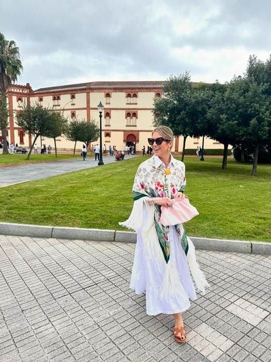 Inés de Cominges y su look de invitada con mantón de manila
