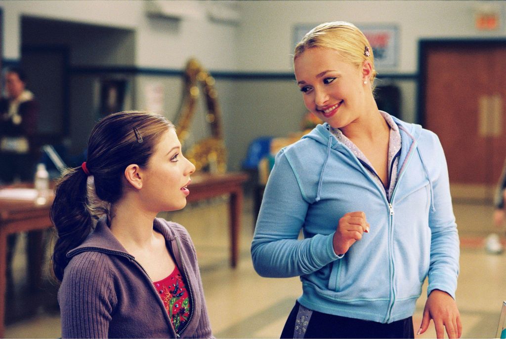 Michelle Trachtenberg y Hayden Panettiere en una de las escenas de 'Ice Princess (2005)', en sus personajes de Casey Carlyle y Gen Harwood, respectivamente.