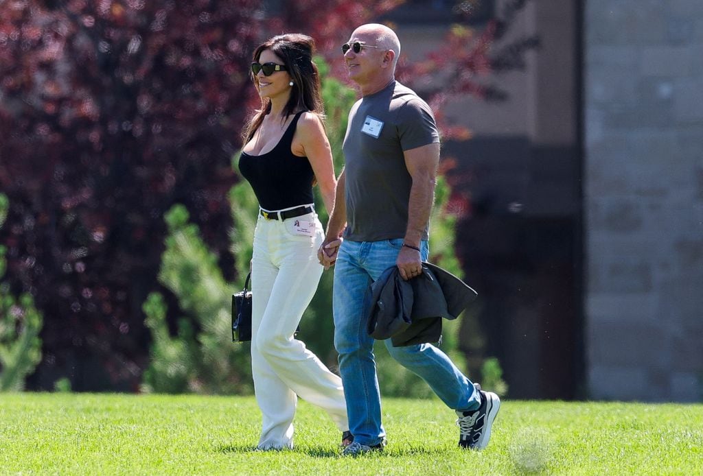 Jeff Bezos y su esposa Lauren Sanchez asisten a la Conferencia de Medios y Tecnología de Allen and Company Sun Valley en Idaho.