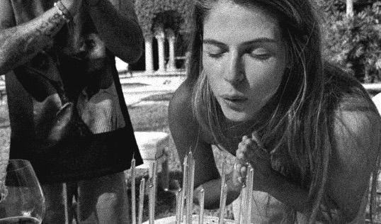 Stephanie Cayo celebra su cumpleaños con Alejandro Sanz en Miami: la foto del primer beso y un mensaje revelador