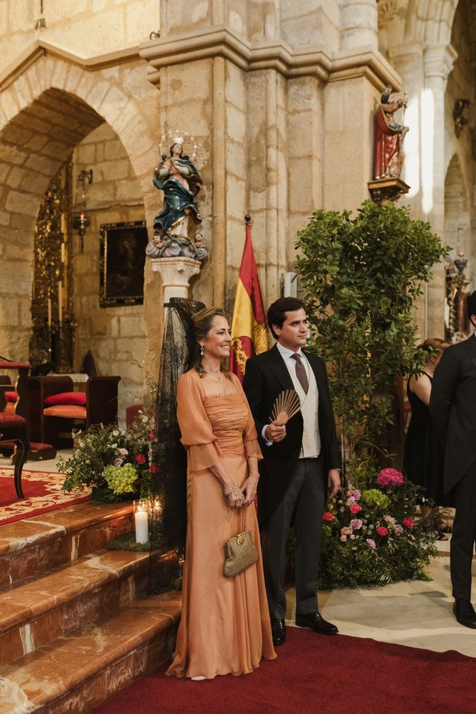 Gloria vestido madrina Belén Miranda melocotón
