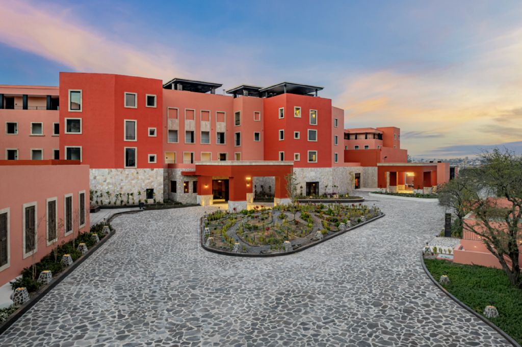 El hotel ofrece espacios para eventos, bodas y convenciones, además de una propuesta gastronómica completa. 