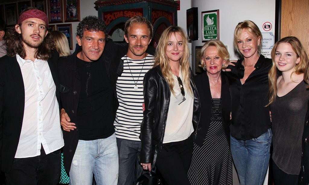 Alexander Bauer, Antonio Banderas, Jesse Johnson, Dakota Johnson, Tippi Hedren, Melanie Griffith y Stella Banderas