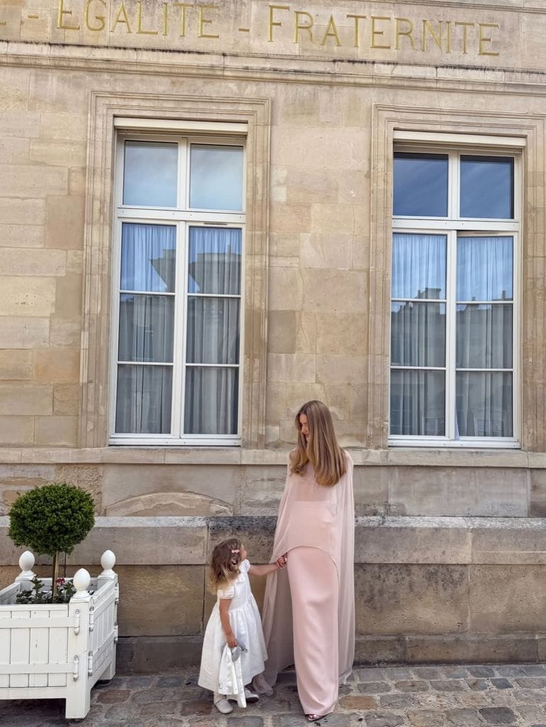 El look de invitada de Rosie Huntington Whiteley en la boda de su hermano ya lo adelantó Mango