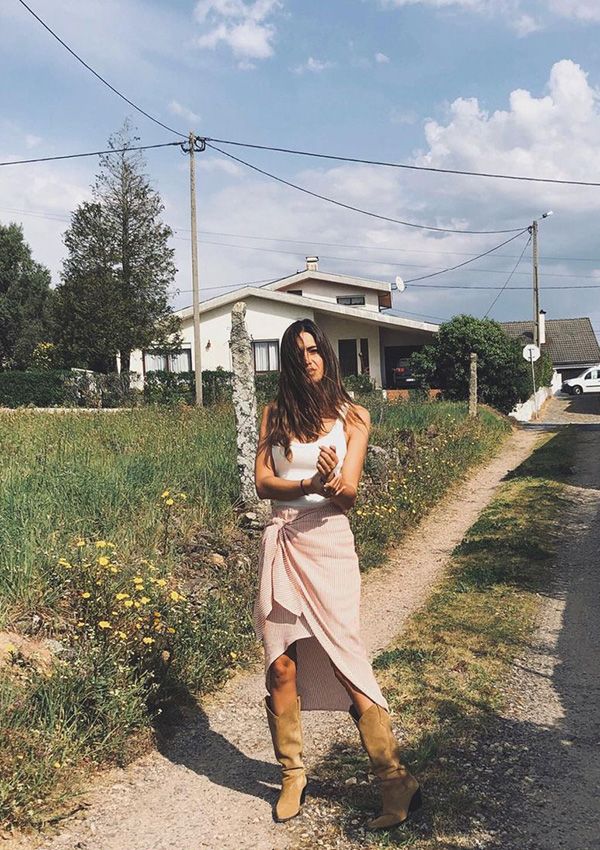 Look de Sara Carbonero con una falda pareo y botas cowboy sexy