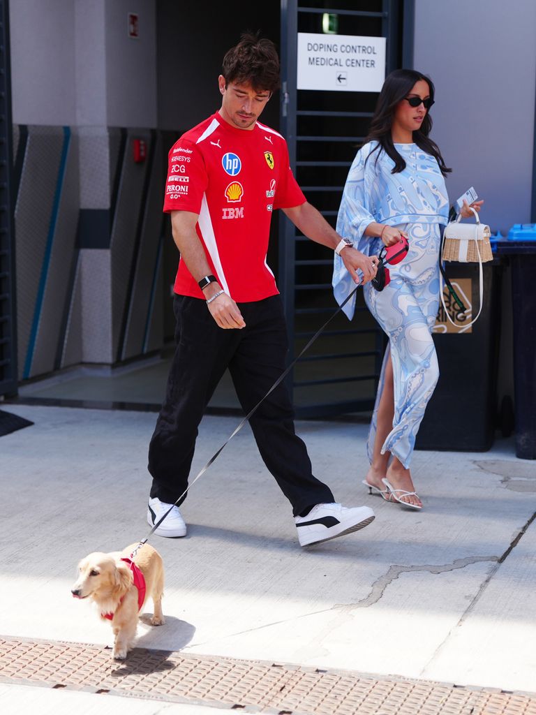 Charles Leclerc y su esposa Alexandra llegaron con su perrito Leo al Gran Premio de Hungría.