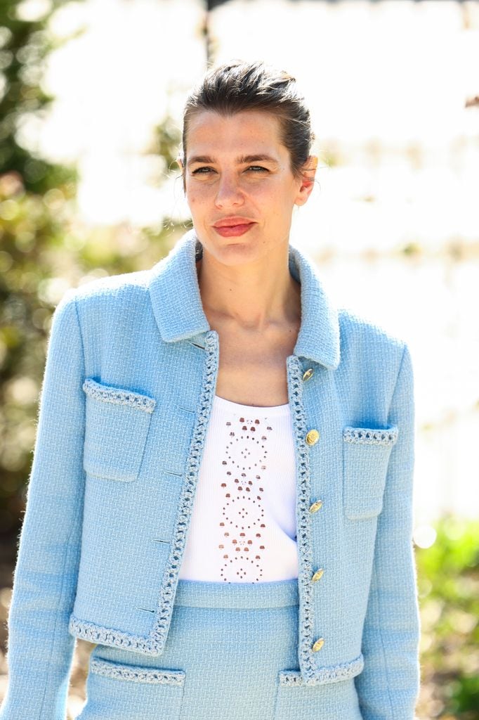 Carlota Casiraghi, radiante en la Alta Costura de Chanel con un look clásico de minifalda y bailarinas
