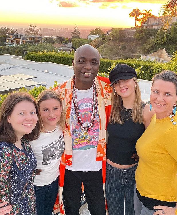 Imagen de Marta Luisa de Noruega con sus tres hijas y su prometido