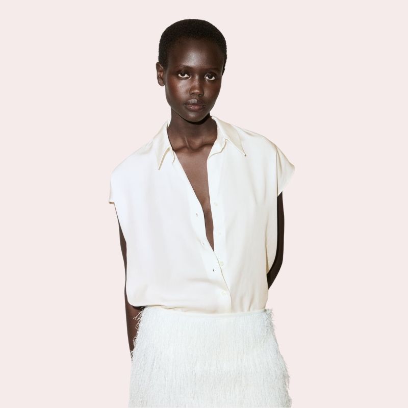 Una camisa blanca de Mango que combina con todo 