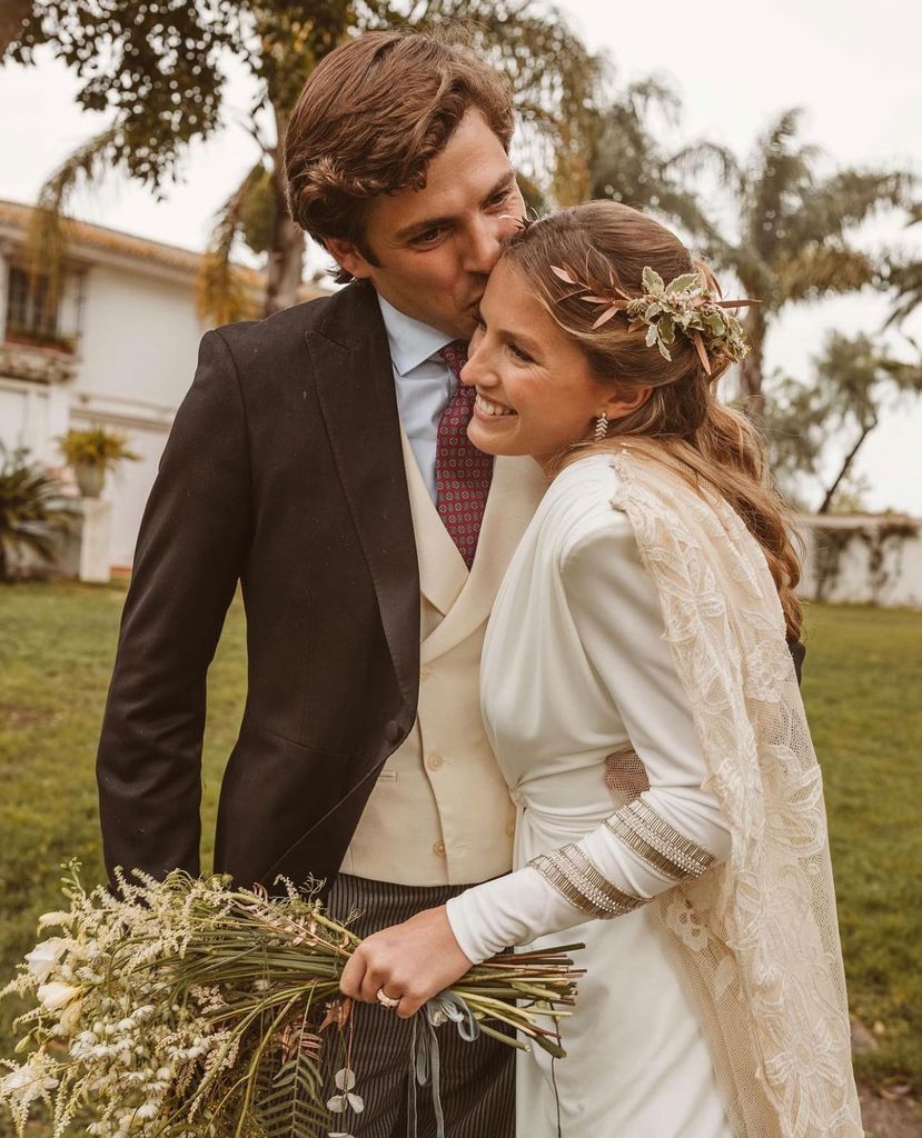 Semirrecogido con flores para novias silvestres