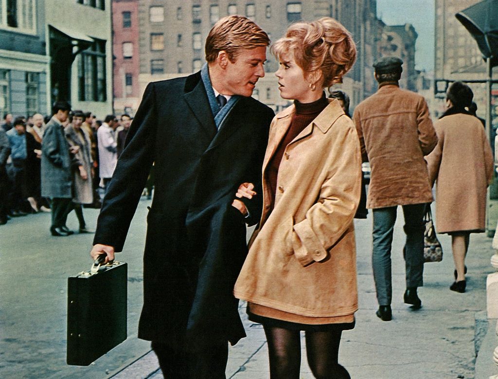 Robert Redford y Jane Fonda, caminando del brazo por una calle de Manhattan, de la película de 1967 Descalzos por el parque.