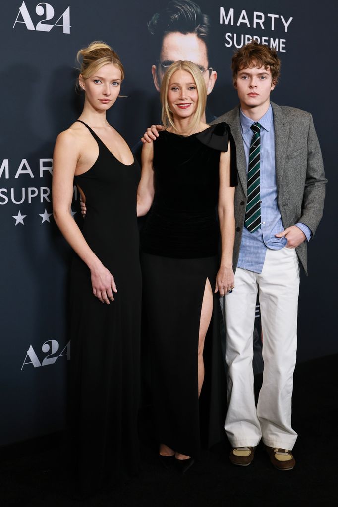Apple Martin, Gwyneth Paltrow y Moses Martin en la premier de Marty Supreme.