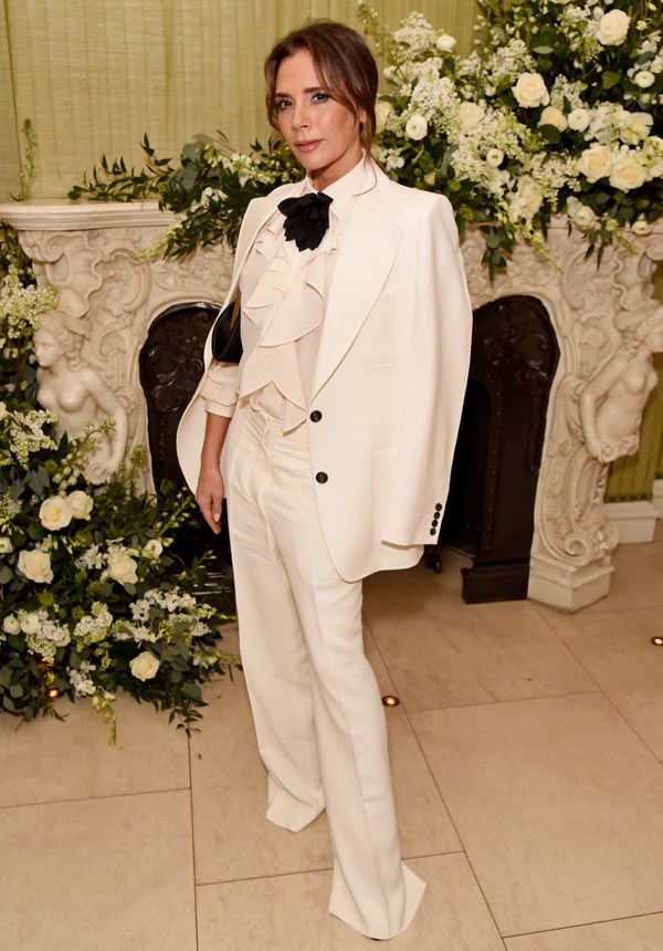 Victoria Beckham con traje blanco