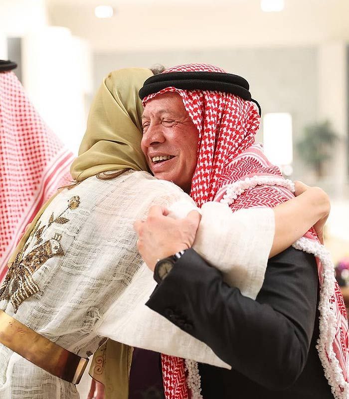 Abdalá de Jordania abraza a su nuera