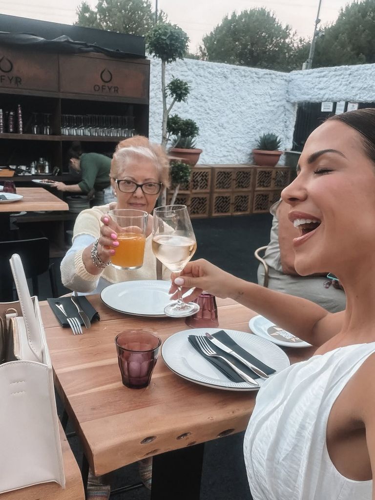 Abuela y nieta disfrutando de la noche en Marbella