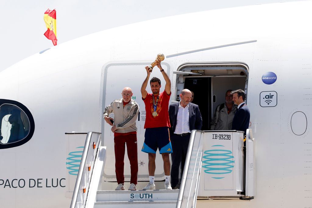 Luis de la Fuente, Rodri y el presidente de la RFEF, Rafael Louzan, llegan al Aeropuerto de Barajas con la Copa del Mundo
