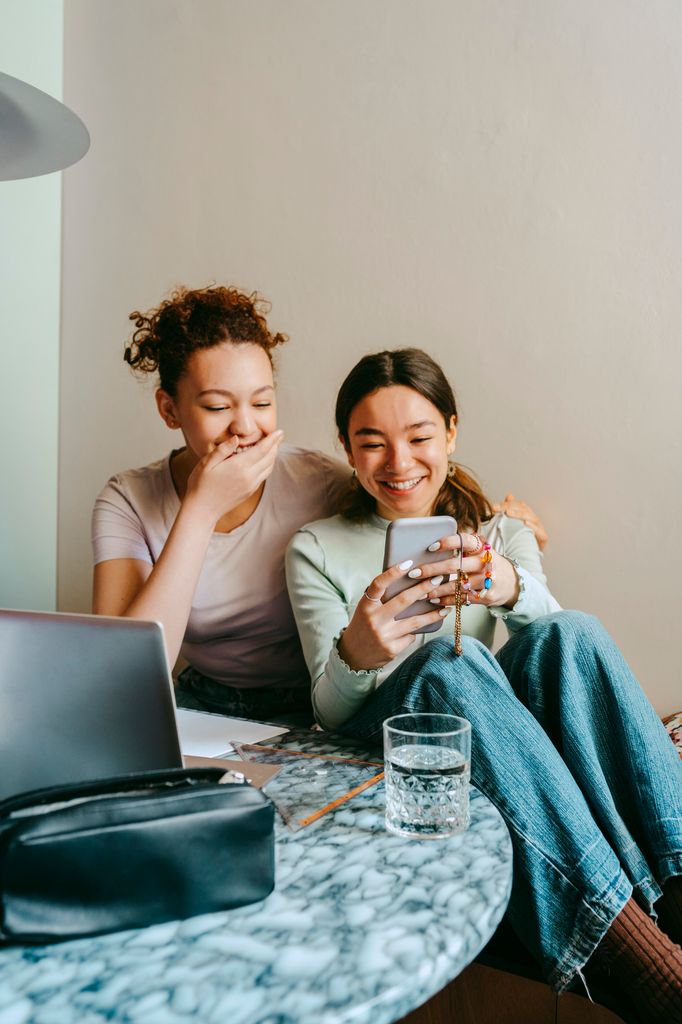 amigas mirando movil