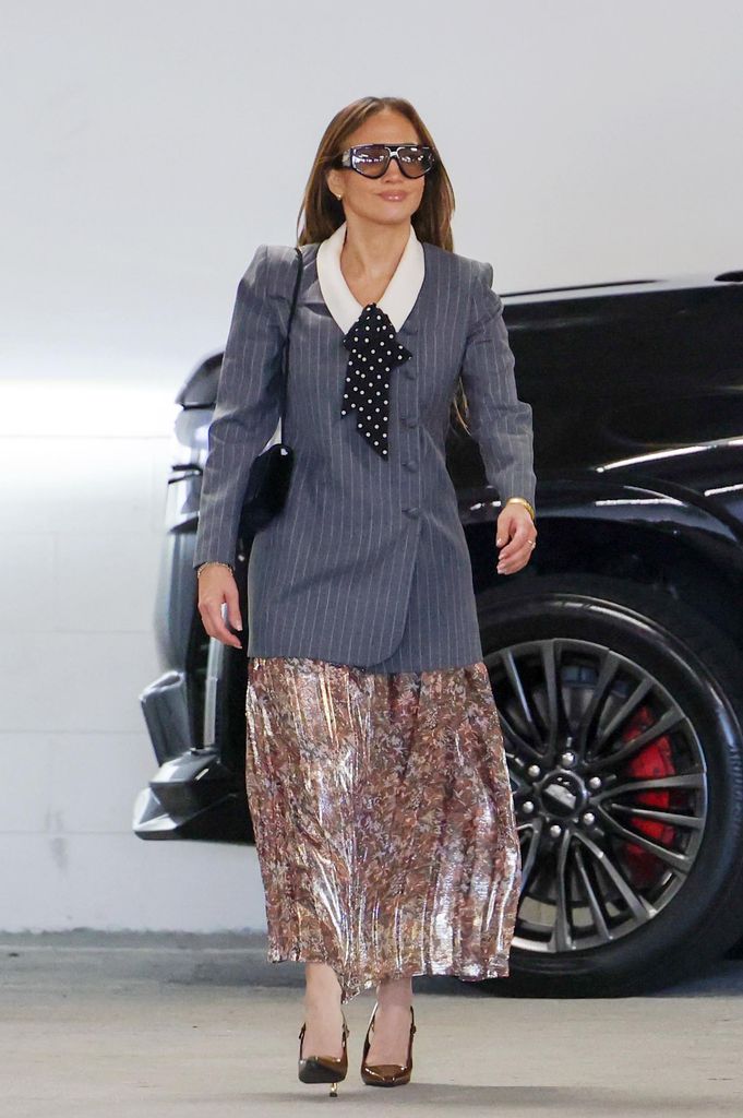 JLo tiene las claves para lucir elegante sin sacrificar la comodidad.