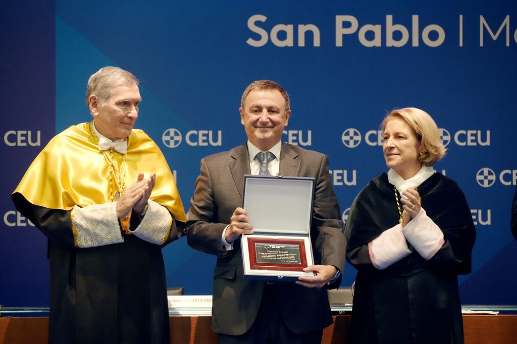 Antonio Martínez García, presidente de la Fundación DomusVi recoge una de las placas