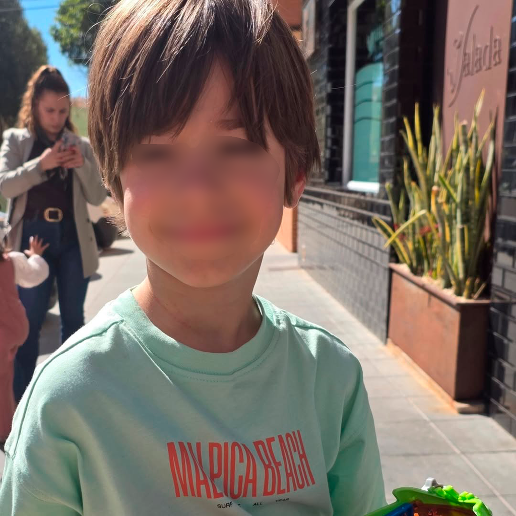 Hugo es muy sonriente y curioso