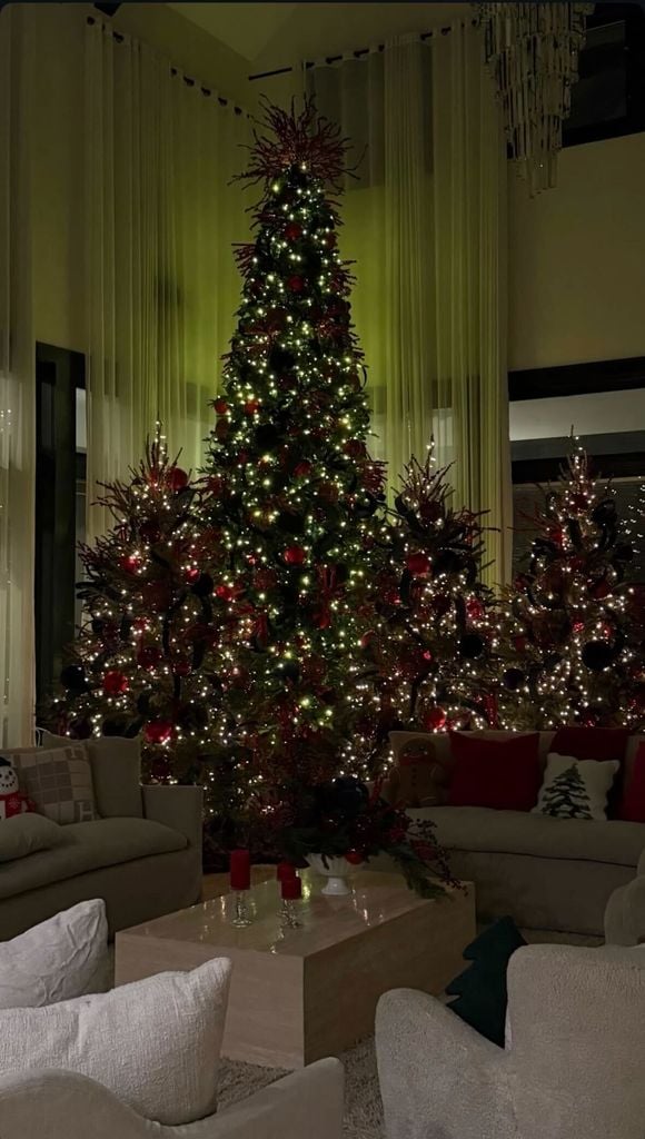 Así luce la decoración navideña en casa de Ángela Aguilar y Christian Nodal.